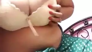 Horny desi bhabhi showing boobs on live in Green saree with Clear audio n moaning