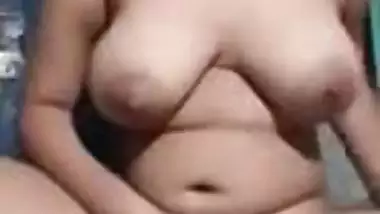 Busty Desi girl fingers her XXX slit for amateur camera in MMS clip