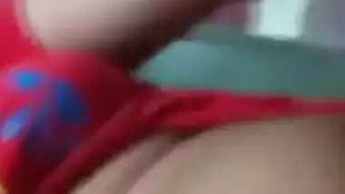 Slinky Desi slut takes her XXX coconuts out and licks sex nipple