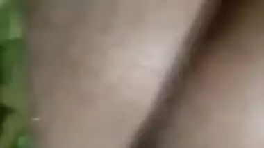 Big ass of amateur Desi XXX webcam model is shown to a horny male