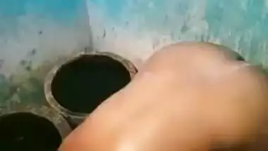 It isn't a problem for Desi lady with sexy body to take XXX shower