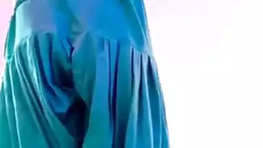 18 year indian girl video leaked while she is showing her sexy body to her boyfriend on video call