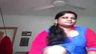Natural Indian shuts herself up in room for a XXX striptease for sex fans