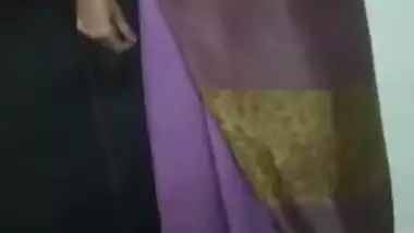 Desi babe takes her colorful sari down and remains naked XXX video