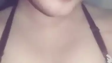 Desi hottie is online just to expose naked titties for XXX wankers