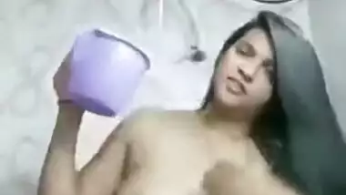 Desi XXX slut bares her saggy tits and performs an inept sex dance