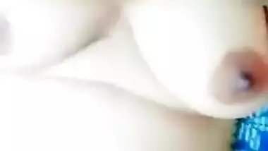 Natural Desi MILF shows XXX boobs and squeezes them so sexy on camera