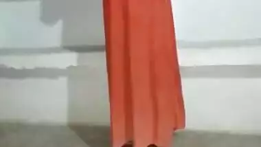 Indian Hot Deshi Bhabhi Sadi Utarkar Apni Tight Chut Aur Bade Nipple Dikhaye