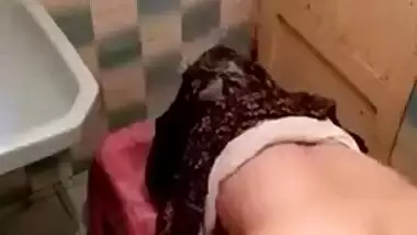 Mature auntie in hijab hikes up dress to have Desi XXX cunt drilled