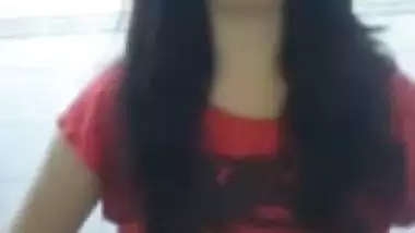 Indian Girl showing boobs saying “mujhe toh yaad hi nahi main bra nahi pahni hu”