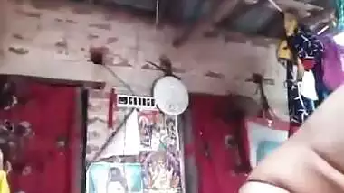 An 18-year-old girl records her nude MMS for her lover