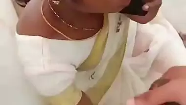 Cheating wife gives an outdoors Tamil blowjob to her BF