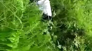 Catches a college couple fucking in an Indian outdoor sex
