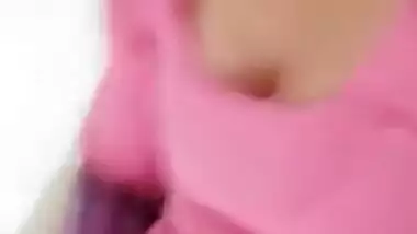 Wife in pink invites Indian viewers to watch solo XXX show with sex toy