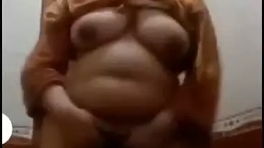 Bhabhi shaking hip during fingering on live cam