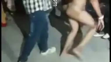 Stripper caught dancing naked outdoor near lover in hot Desi mms clip