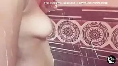 පොඩි කෙල්ල නාන ගමන් දෙන අතල් එක Sri Lankan 18+ Girl Bathing And Showing Her Sexy Ass And Pussy