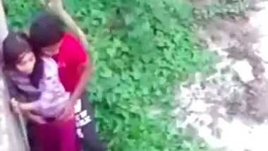 Two Indian lovers caught fucking in outdoor garden in Desi mms video