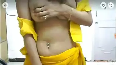 Masked Desi woman in hot outfit spices up sex video by showing XXX boobs
