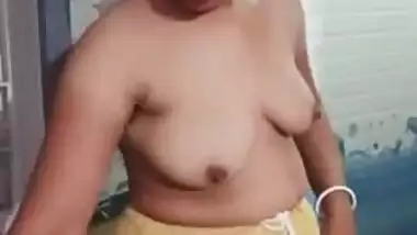 Lecherous Desi wife poses topless showing her XXX tits for MMS clip