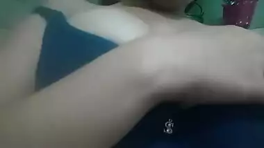 Horny Indian sex bomb deletes bra allowing her succulent girls to hang