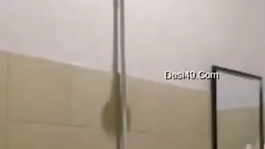 Pretty Desi call-girl takes a XXX bath online posing in a sexy way