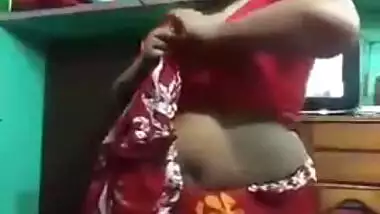 Camera captures Bangladeshi Desi slut who strips for money in XXX video