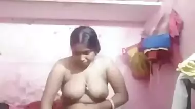 Super horny Desi XXX bitch masturbating her pussy with dildo on cam