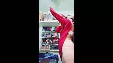 Unsatisfied mallu chechi viral nude videos and shower bath