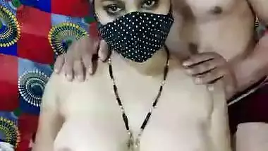 Nita boudi showing her sexy boobs