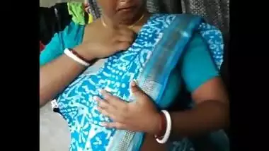 Bubbly delhi housewife bhabhi disha roy bubbly navel and cleavage expose in blue sare