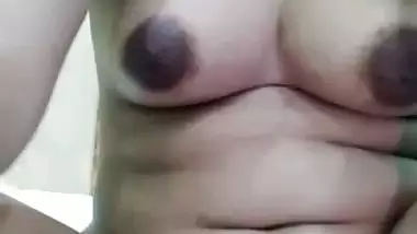 Pretty Indian wife nude fingering viral video call