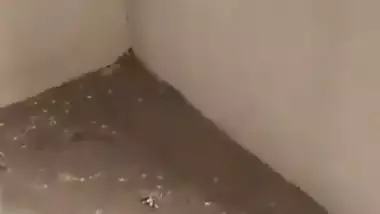 Lady enjoys a threesome sex with the two laborers
