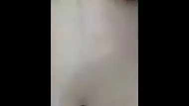 Desi aunty recorded her topless body on cam