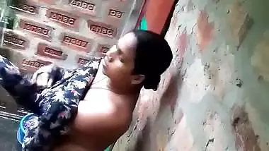 Wet bhabhi changing dress caught after nude bath