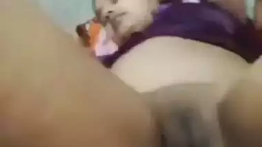 Satisfying desi MILF by Rubbing pussy with honey porn