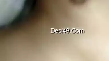 Friends lift Desi woman's top to touch nipples in the amateur porn video