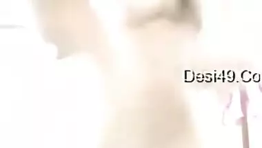 Aroused Indian minx likes filming solo video for guysin the morning