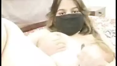Desi slut sticks a makeup brush deep into her XXX ass and pussy