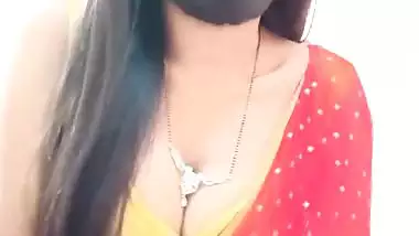 Live streaming cam girl showing sexy round boobs