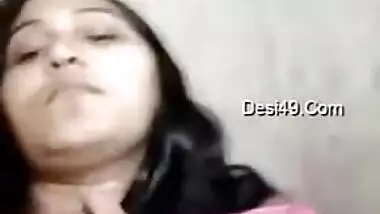 Desi whore flashes XXX-shaped titties covered with red bra close-up