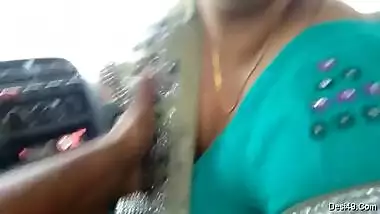 Indian babe in green sari takes big cock in hand and mouth in the car