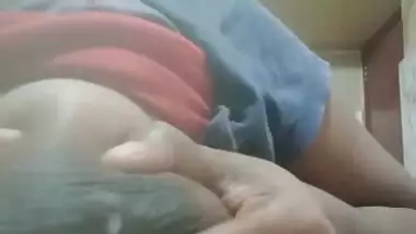 Bhabi doodh nikalti hui