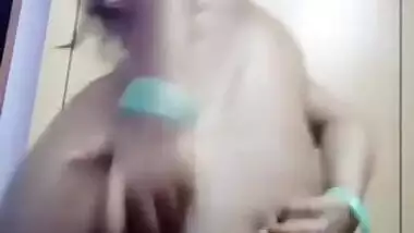 Sexy Desi chubby girl stripteasing nude MMS selfie video
