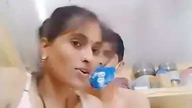 Beautiful wife’s desi sex MMS with her horny husband