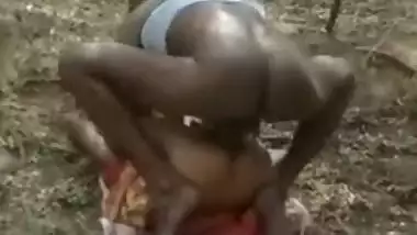 Amateur Kerala couple caught having outdoor sex, Fresh Desi MMS online