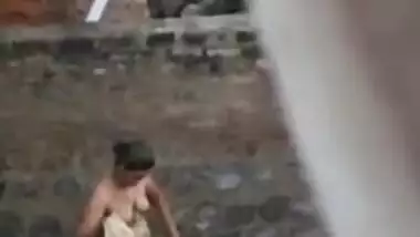 Desi aunty nude captured on while bath on outdoor, for your pleasure