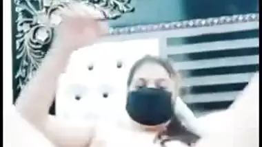 Desi slut plays with XXX pussy and cums while talking to BF on cam