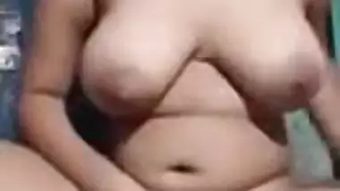 Busty Desi girl fingers her XXX slit for amateur camera in MMS clip