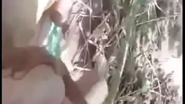 Local guy caught on Desi mms video of village lovers caught fucking outdoor